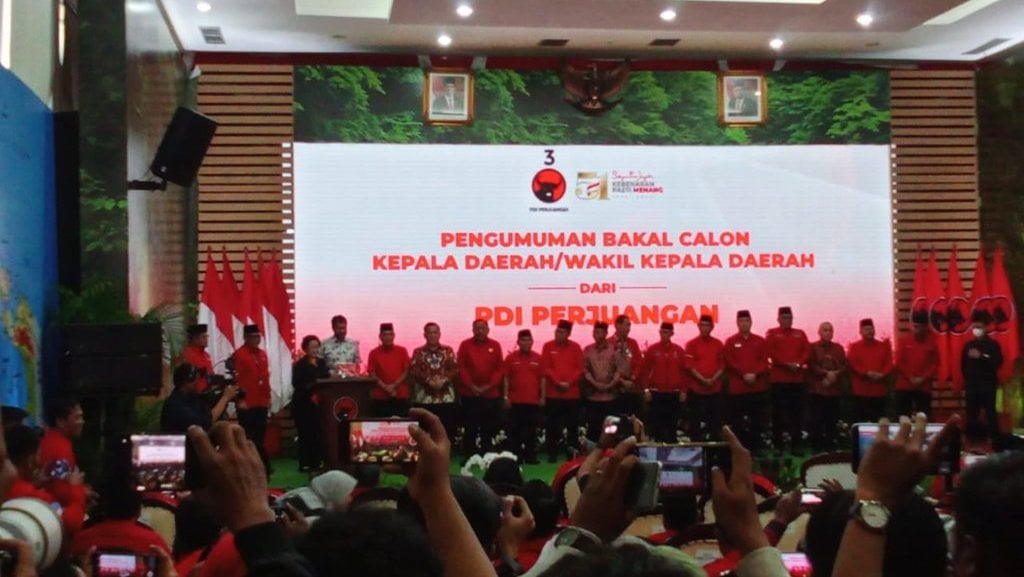 Megawati Serahkan Rekomendasi Kepada Edy Rahmayadi