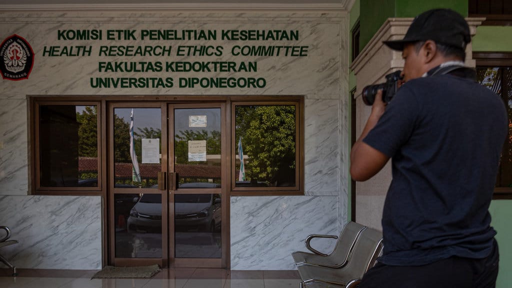 Seorang pewarta foto memotret suasana salah satu gedung Fakultas Kedokteran Universitas Diponegoro (UNDIP) di kawasan kompleks RSUP Dr Kariadi, Kota Semarang, Jawa Tengah, Kamis (15/8/2024). ANTARA FOTO/Aji Styawan/aww. Kasus bunuh diri diduga karena perundungan di Semarang