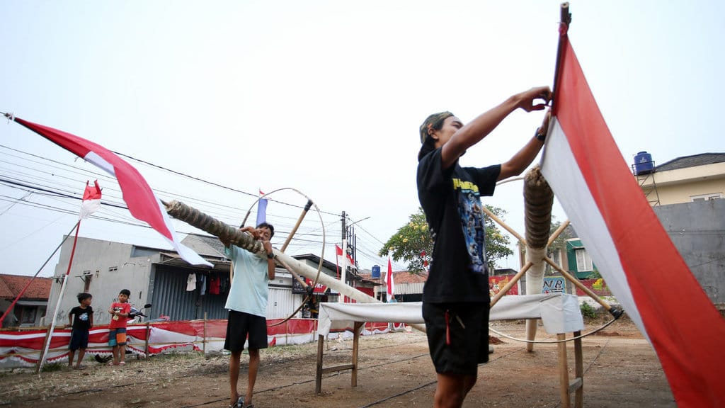 Panitia tengah mempersiapkan batang pinang yang akan digunakan untuk lomba panjat pinang dalam rangka memperingati HUT Ke- 79 Republik Indonesia di Pamulang, Tangerang Selatan, Banten, Jumat (16/8/2024). ANTARA FOTO/Muhammad Iqbal/YU Persiapan lomba semarak tujuh belasan