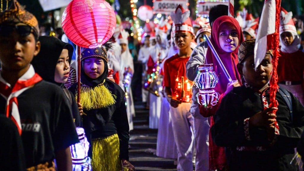 Siswa Sekolah Dasar membawa lampion saat mengikuti Karnaval Kemerdekaan di Alun-alun Kabupaten Sumedang, Jawa Barat, Jumat (16/8/2024). . ANTARA FOTO/Raisan Al Farisi/Spt. Karnaval kemerdekaan di Sumedang