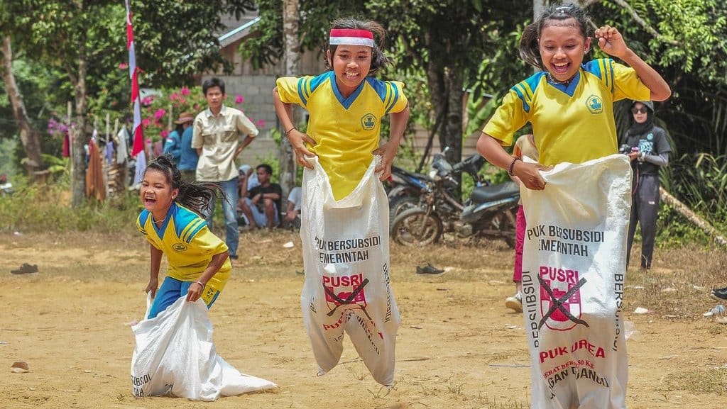 Anak-anak dari kelompok masyarakat adat Suku Talang Mamak beradu cepat saat mengikuti lomba balap karung di kawasan restorasi Alam Bukit Tigapuluh, Semerantihan, Tebo, Jambi, Sabtu (17/8/2024).ANTARA FOTO/Wahdi Septiawan/rwa. Perlombaan HUT RI di permukiman Suku Talang Mamak