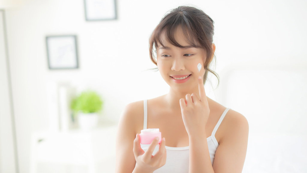 Ilustrasi Pakai Skincare