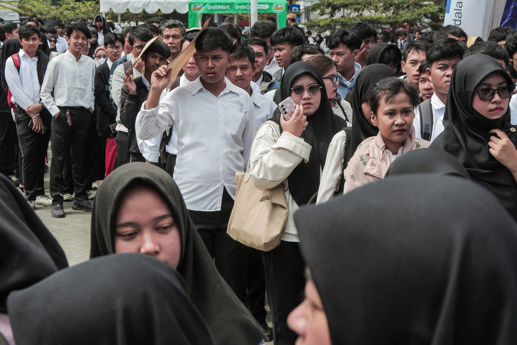 Sejumlah pencari kerja antre mengikuti bursa kerja di Gedung Juang, Kota Sukabumi, Jawa Barat, Kamis (29/8/2024). ANTARA FOTO/Henry Purba/agr/rwa. Penurunan tingkat pengangguran 2025