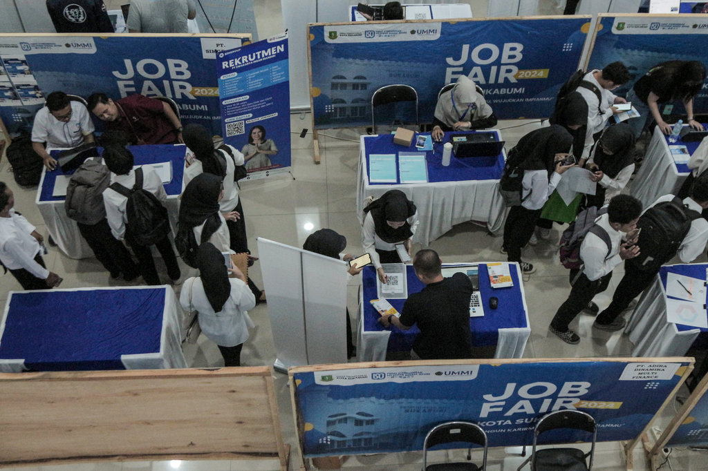 Pencari kerja mencari informasi lowongan kerja saat bursa kerja di Gedung Juang, Kota Sukabumi, Jawa Barat, Kamis (29/8/2024). ANTARA FOTO/Henry Purba/agr/rwa. Penurunan tingkat pengangguran 2025