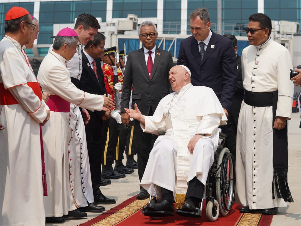 Paus Fransiskus tiba di Bandara VVIP Soekarno-Hatta, Banten, untuk melanjutkan lawatannya ke Papua Nugini. Di bandara Paus Fransiskus disambut perwakilan pemerintah, antara lain Menteri Agama Republik Indonesia Yaqut Cholil Qoumas, Dewan Pertimbangan Presiden Republik Indonesia Gandi Sulistiyanto, Uskup Jakarta Kardinal Ignatius Suharyo, Mgr. Antonius Subianto Bunyamin Ketua Konferensi Waligereja Indonesia, Ignatius Jonan (Ketua Panitia Kunjungan Apostolik Paus Fransiskus ke Indonesia) dan Duta Besar Indonesia untuk Tahta Suci Michael Trias Kuncahyono.(INDONESIA PAPAL VISIT COMMITTEE/ DANU KUSWORO) Kunjungan Paus Fransiskus ke Indonesia