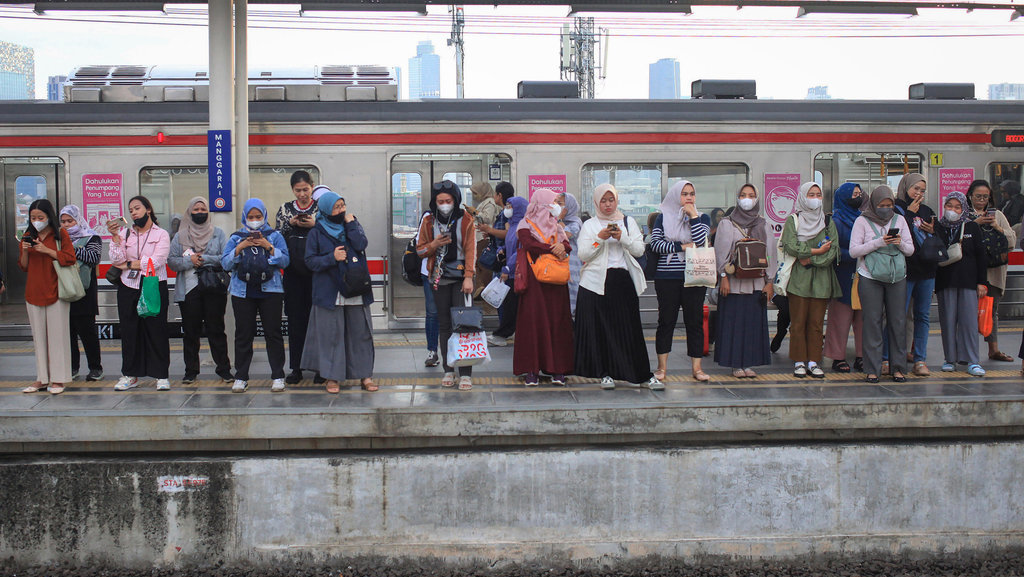 Sejumlah warga menunggu datangnya KRL Commuterline di Stasiun Manggarai, Jakarta, Rabu (11/9/2024). ANTARA FOTO/Reno Esnir/app/nym. Rencana subsidi tiket KRL berbasis NIK