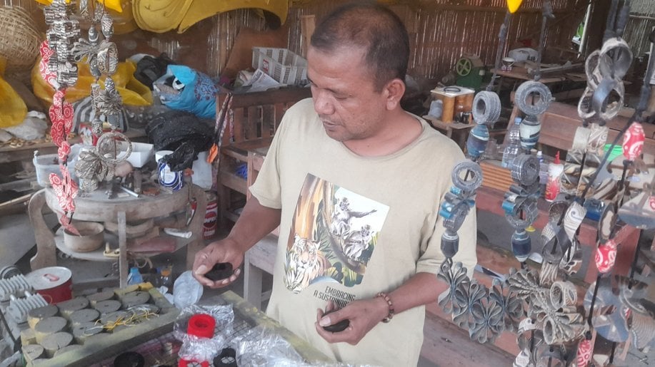 Karya kalung dari material limbah kain