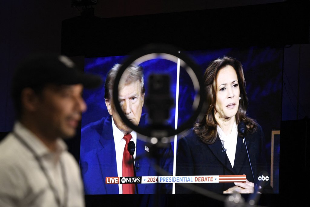Jurnalis dan anggota media menyaksikan dari ruang putar saat Wakil Presiden AS dan calon presiden dari Partai Demokrat Kamala Harris dan mantan Presiden AS dan calon presiden dari Partai Republik Donald Trump berpartisipasi dalam debat presiden di Pusat Konstitusi Nasional di Philadelphia, Pennsylvania, pada 10 September. 2024. (Foto oleh MATTHEW HATCHER / AFP) Donald Trump dan Kamala harris