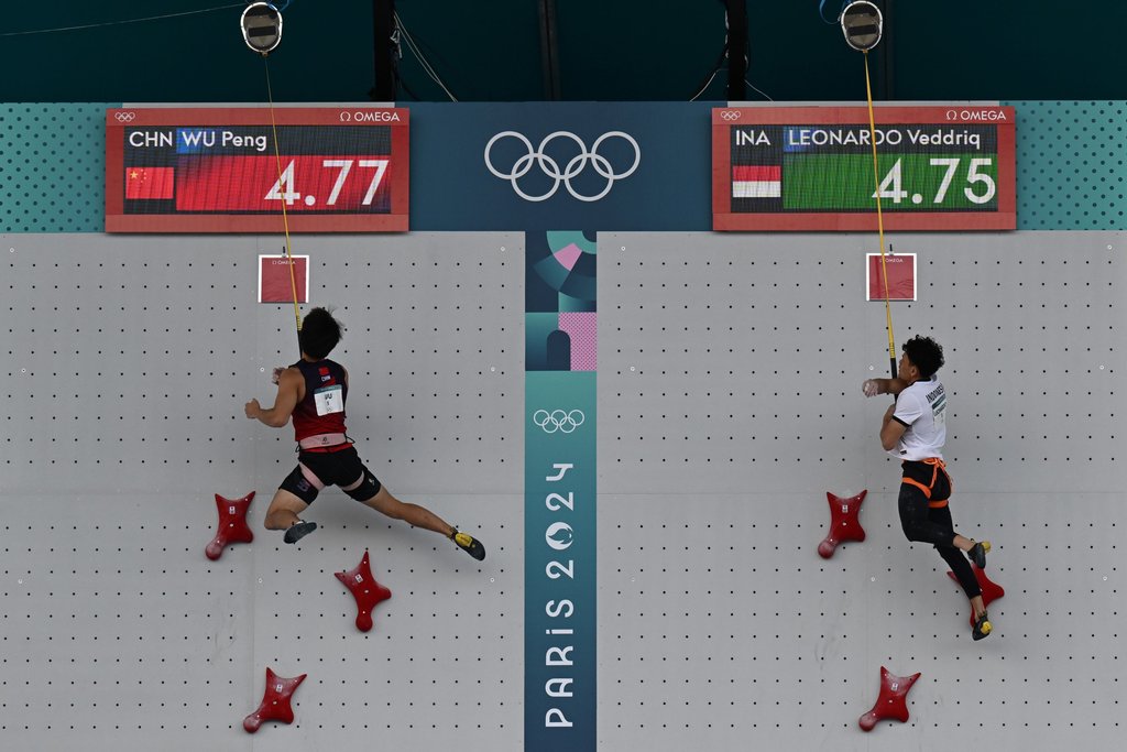Atlet panjat tebing putra Indonesia Veddriq Leonardo (kanan) mencatatkan waktu tercepat saat menghadapi atlet China Wu Peng pada final nomor speed putra Olimpiade Paris 2024 di Le Bourget Climbing Venue. Antarafoto/WAHYU PUTRO A Olimpiade Paris 2024