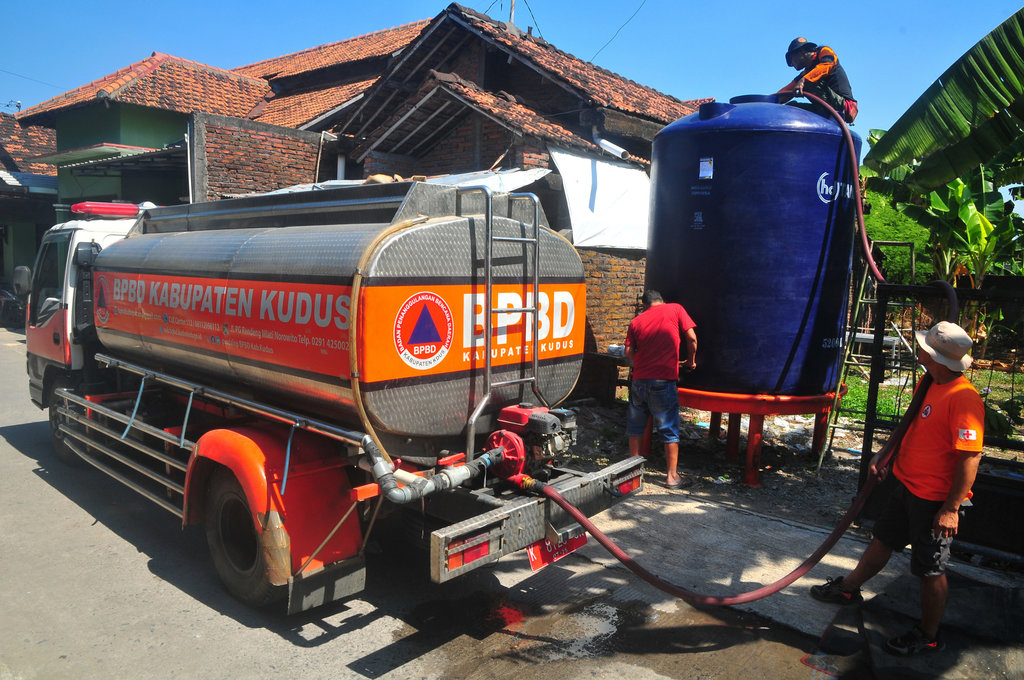 Penyaluran air bersih dampak kekeringan di Kudus