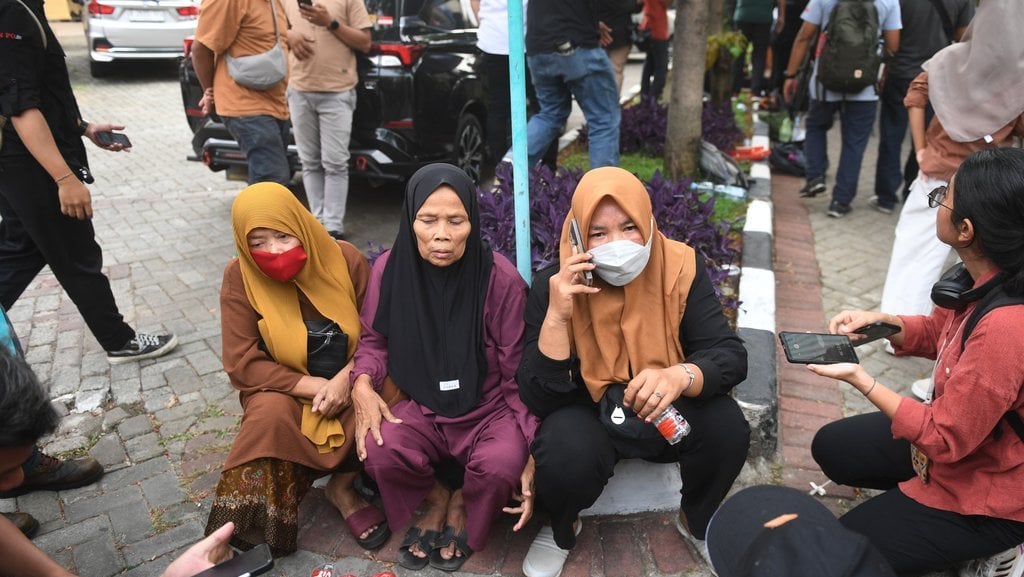 Keluarga korban Kali Bekasi menunggu identifikasi jenazah