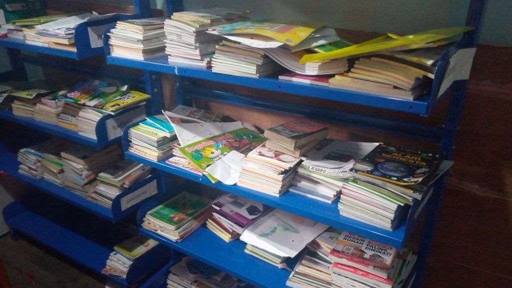 Perpustakaan rumah baca Mama Yos 