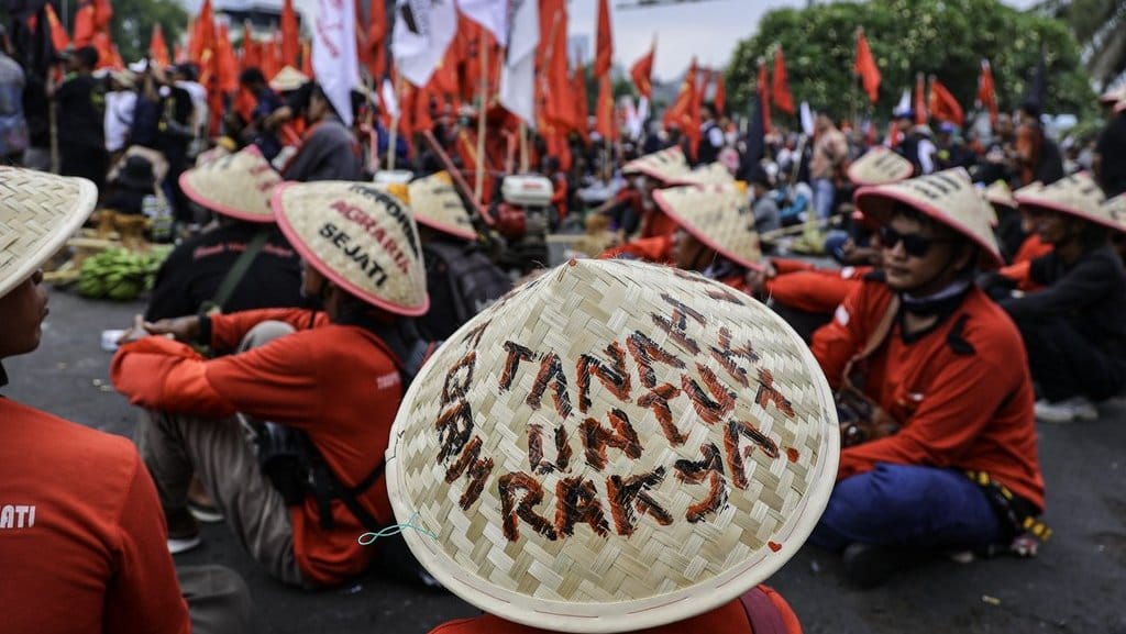 Massa tani yang tergabung dalam Aliansi Gerakan Rakyat Lawan Perampasan Tanah (GERAM TANAH) melakukan unjuk rasa di depan Gedung DPR, Jakarta, Selasa (24/9/2024). Aksi tersebut digelar dalam rangka memperingati Hari Tani Nasional 2024 dan 64 tahun kelahiran Undang-Undang Pokok Agraria (UUPA 1960) yang jatuh pada tanggal 24 September 2024. ANTARA FOTO/Dhemas Reviyanto/YU Aksi Hari Tani Nasional 2024
