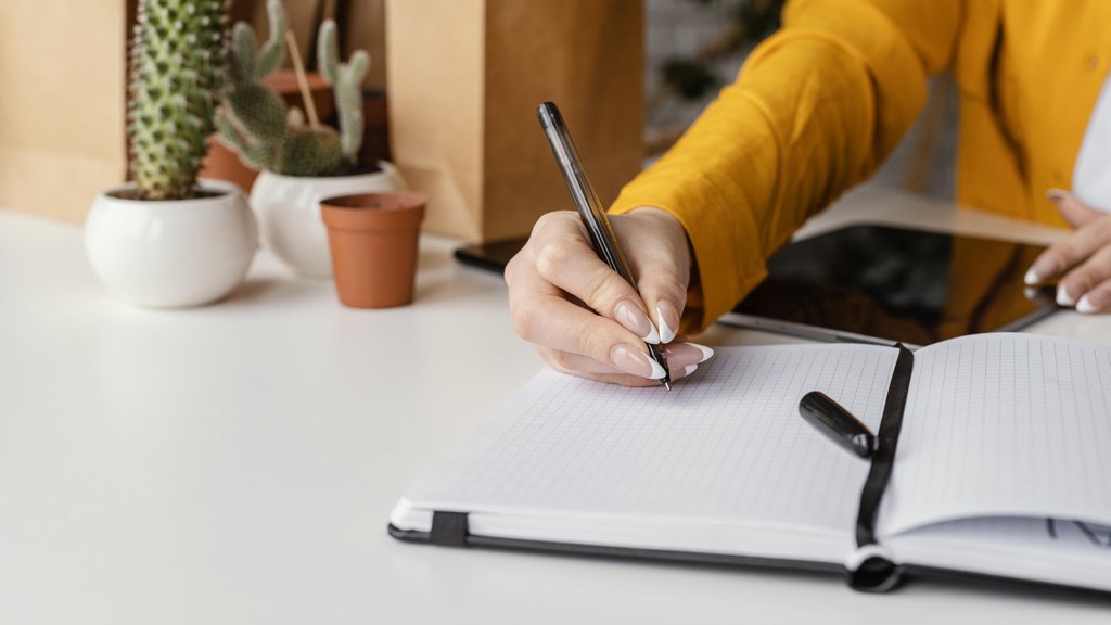 ilustrasi menulis surat. FOTO/Freepik.com ilustrasi bekerja