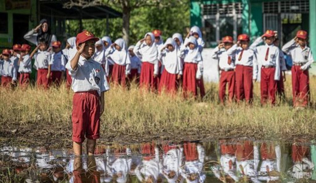 upacara bendera tergenang air dan berlumpur