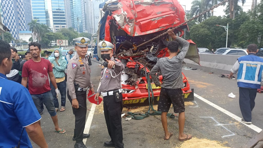 Kecelakaan Truk Muatan di Tol Dalam Kota