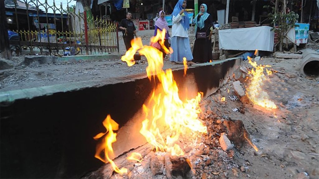 wisata 'Api Tak Kunjung Padam'