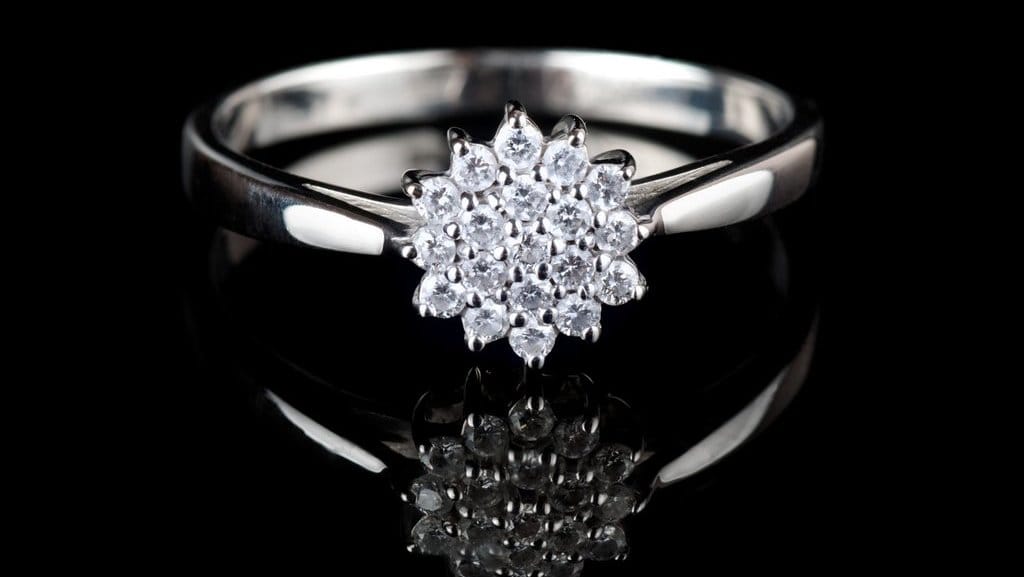ilustrasi cincin emas putih