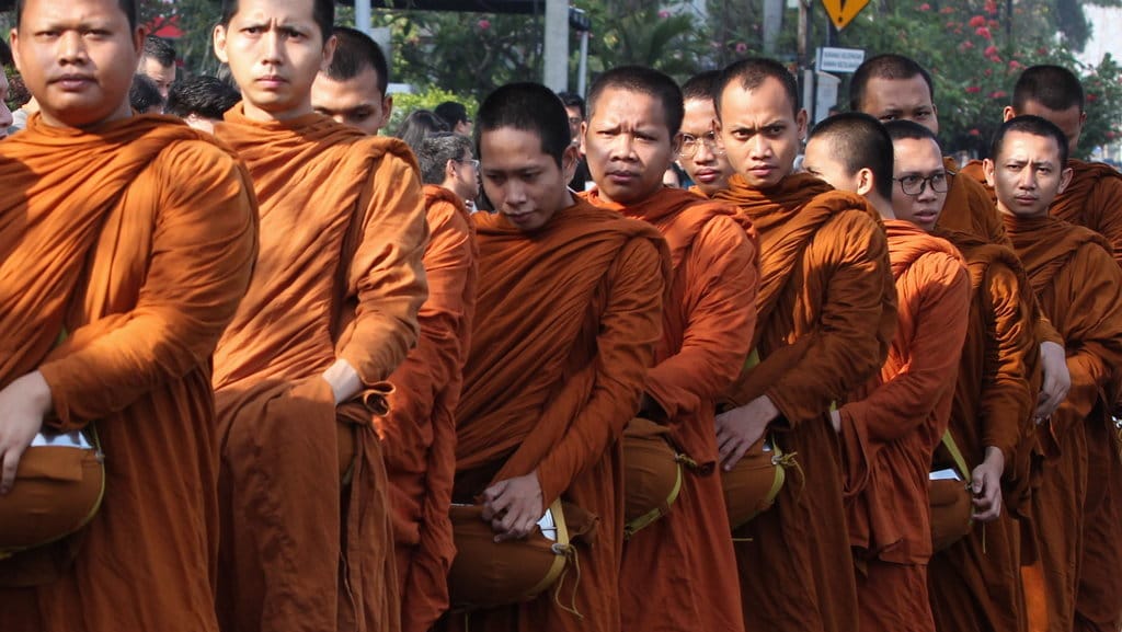Pindapata massal di Surabaya