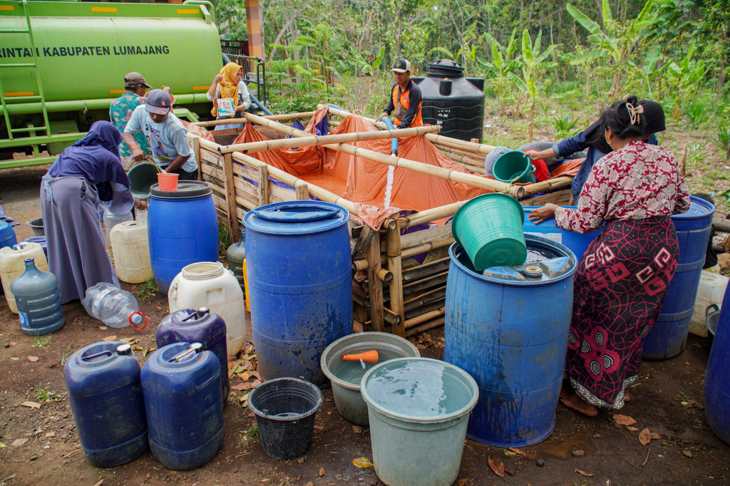 Penyaluran air bersih terdampak kekeringan di Lumajang