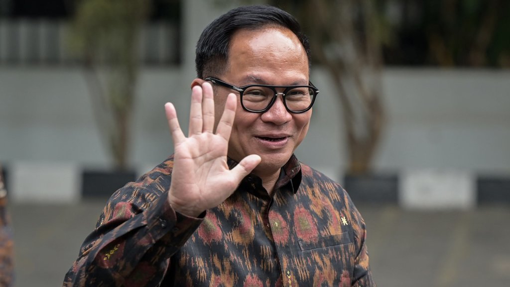 Wakil Menteri BUMN Kartika Wirjoatmodjo menyapa wartawan setibanya di kediaman Presiden Terpilih Prabowo Subianto di Jalan Kertanegara, Jakarta Selatan, Selasa (15/10/2024). Presiden Terpilih Prabowo Subianto memanggil sejumlah tokoh yang diyakini bakal menjadi wakil menteri untuk pemerintahan baru ke depan. ANTARA FOTO/Fauzan/YU Prabowo panggil sejumlah tokoh ke Kertanegara