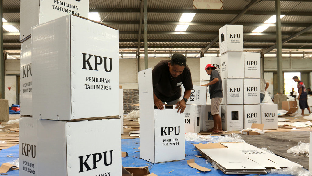 Pekerja merakit kotak suara Pemilu 2024 di Gudang KPU Banyuwangi, Jawa Timur, Rabu (16/10/2024). ANTARA FOTO/Budi Candra Setya/foc. Perakitan kotak suara Pemilu 2024