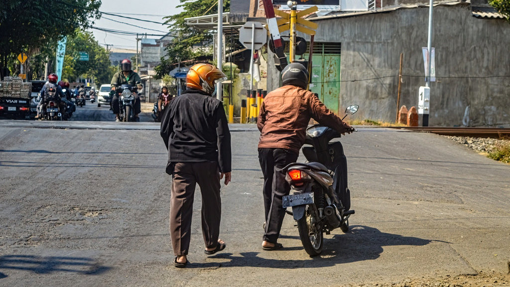 Ilustrasi ban motor bocor di jalan