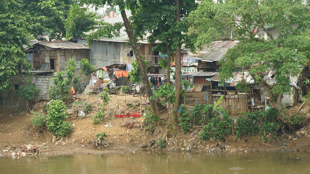 Pemukiman Kumuh di Pinggir Sungai Ciliwung. FOTO/Yohanes Hasiholan Pemukiman Kumuh Ciliwung