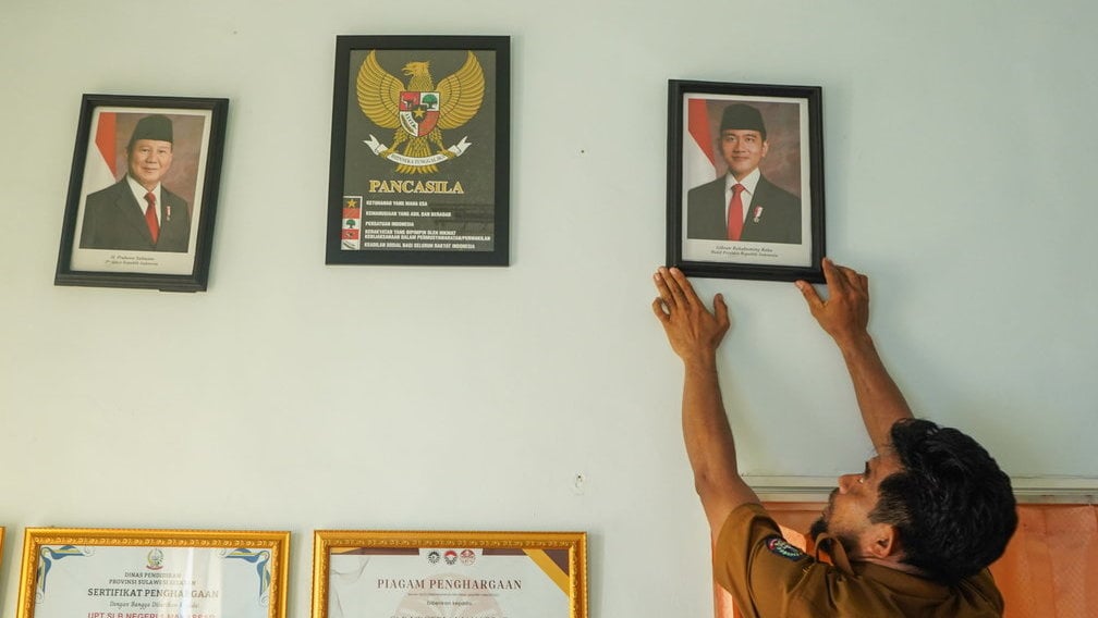 Pemasangan foto Presiden dan Wapres di sekolah Kota Makassar