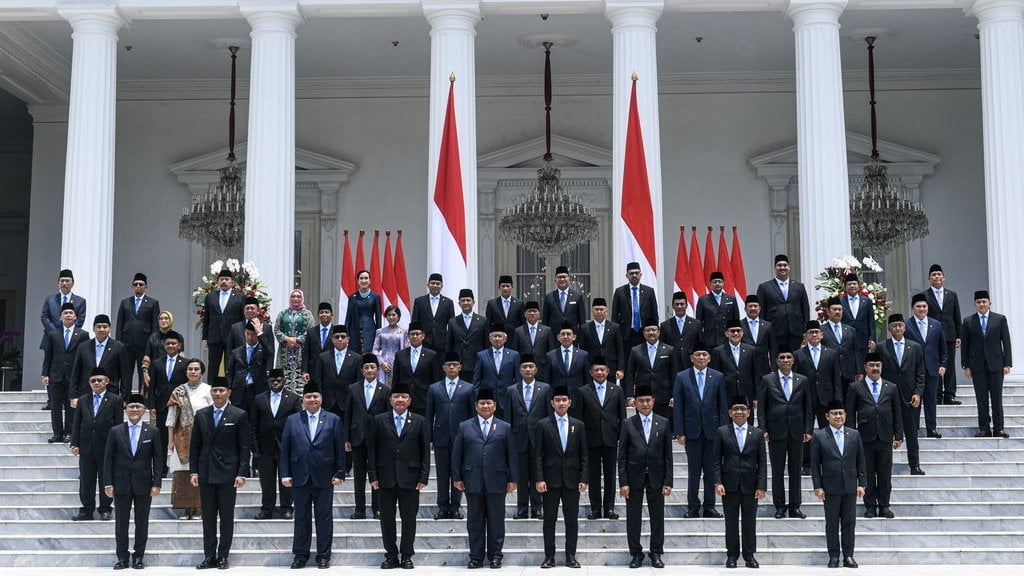 Presiden berfoto bersama Menteri Kabinet Merah Putih