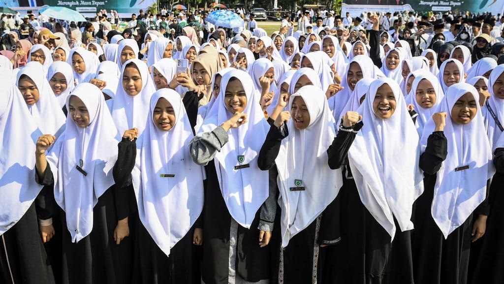 Sejumlah santri menyanyikan Mars Santri saat mengikuti upacara memperingati Hari Santri Nasional di Lapangan Maulana Yudha Negara, Tigaraksa, Kabupaten Tangerang, Banten, Selasa (22/10/2024). ANTARA FOTO/Sulthony Hasanuddin/aww. Peringatan Hari Santri Nasional 2024 di Tangerang