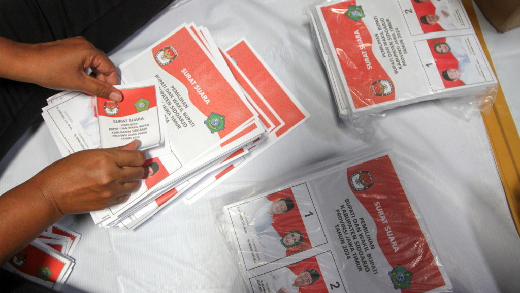 Pekerja melakukan sortir dan melipat surat suara pilkada di Gudang Logistik KPU Sidoarjo, Jawa Timur, Selasa (29/10/2024).ANTARA FOTO/Umarul Faruq/YU Sortir dan lipat surat suara Pilkada Sidoarjo