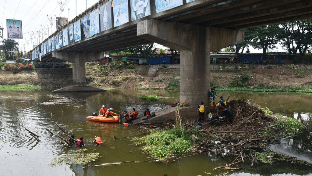 Menyingkirkan sampah sungai di Madiun