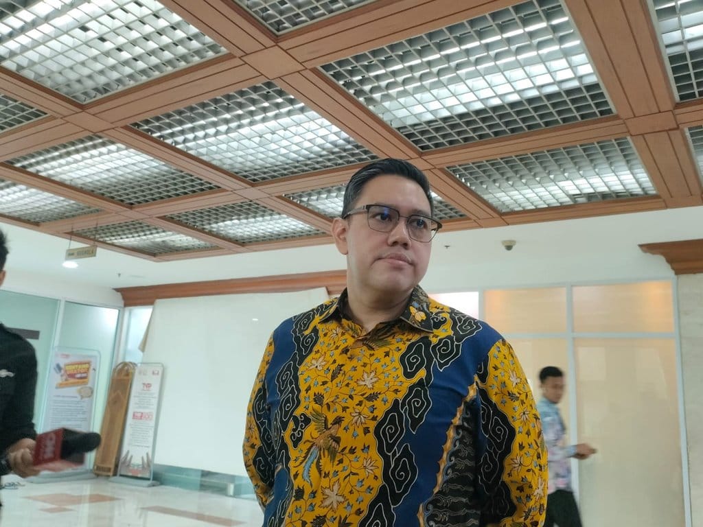 Wakil Ketua Komisi I DPR RI, Dave Laksono diwawancara awak media di Kompleks Parlemen, Senayan, Jakarta, Senin (4/11/2024). tirto.id/Fransiskus Adryanto Pratama Dave Laksono