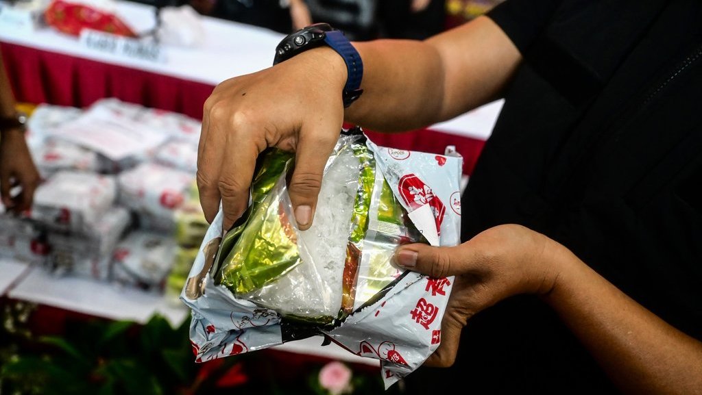 Petugas menunjukkan barang bukti narkoba saat rilis kasus peredaran narkoba jaringan internasional di Polda Metro Jaya, Jakarta, Rabu (6/11/2024). Polda Metro Jaya dan Satresnarkoba Polres Metro Jakarta Barat mengungkap peredaran narkoba jaringan internasional senilai kurang lebih Rp418 miliar dengan mengamankan empat orang tersangka serta sejumlah barang bukti 207 kilogram sabu hingga 90 ribu butir pil ekstasi. ANTARA FOTO/Rivan Awal Lingga/wpa. Pengungkapan kasus peredaran narkoba jaringan internasional