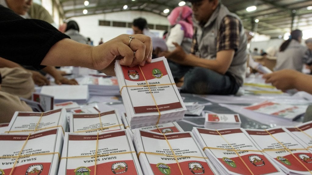 Penyortiran dan pelipatan surat suara Pilkada 2024 di Bandung