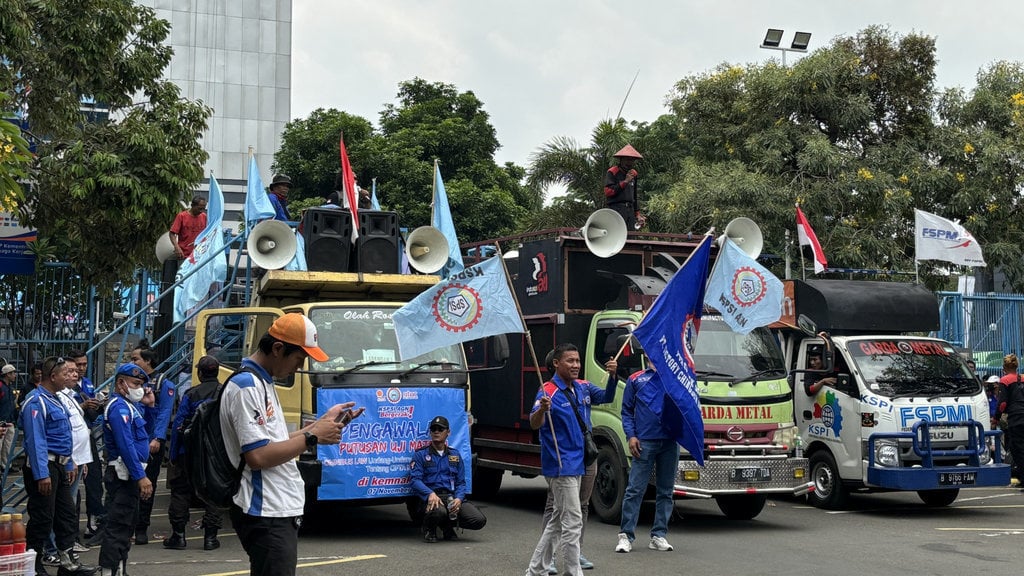 Aksi Unjuk Rasa Buruh Tolak Regulasi Pengupahan