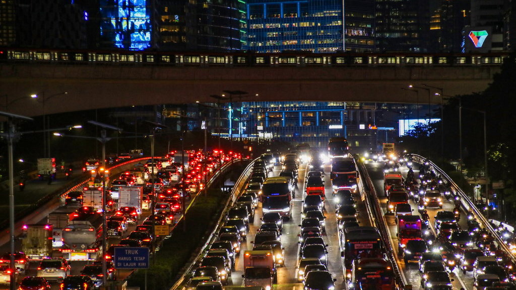 Sejumlah kendaraan bermotor melintas di Jalan Gatot Subroto, Jakarta, Rabu (6/11/2024). ANTARA FOTO/Idlan Dziqri Mahmudi/fzn/foc. Jumlah kendaraan bermotor di Jabodetabek