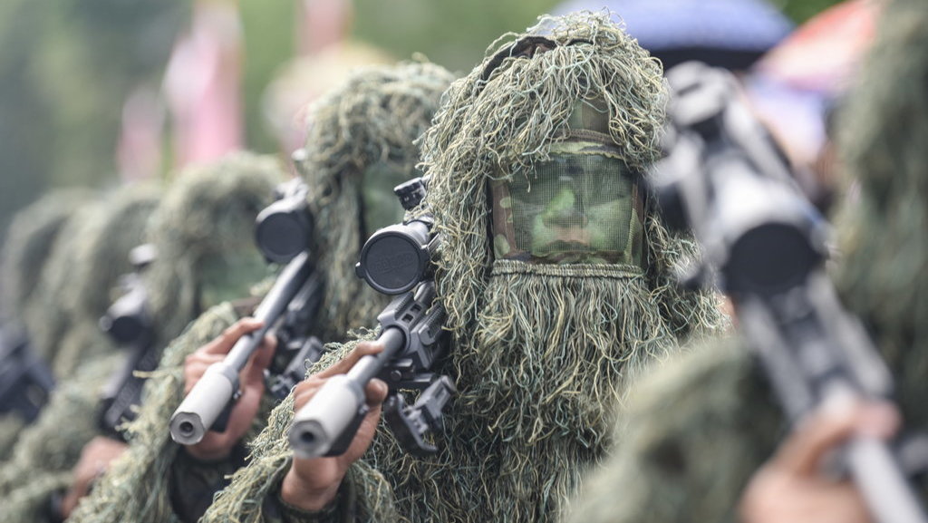 Sejumlah prajurit Korps Brimob Polri mengikuti Kirab api semangat Brimob di Balikpapan, Kalimantan Timur, Sabtu (9/11/2024).ANTARA FOTO/M Risyal Hidayat/foc. Kirab api semangat Brimob Polri