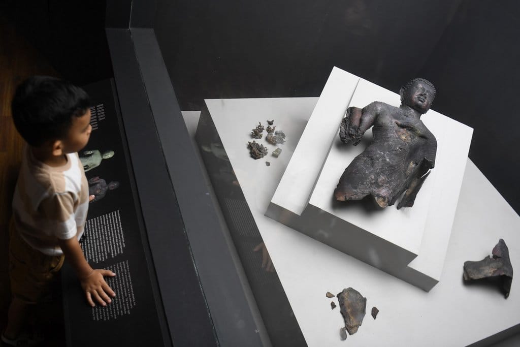 Pengunjung memerhatikan koleksi bersejarah Budha Dipankara di Museum Nasional Indonesia, Jakarta, Minggu (10/11/2024). Dalam rangka memperingati Hari Pahlawan 2024, Indonesian Heritage Agency bersama dengan unit Museum Nasional Indonesia dan Museum Benteng Vredeburg memberikan program seribu pahlawan dengan menyediakan tiket seharga Rp1.000 untuk WNI dan tiket gratis untuk veteran dan keluarganya yang bertujuan mendorong masyarakat agar mengenal lebih dekat sejarah dan nilai-nilai kebangsaan yang diwariskan para pahlawan. ANTARA FOTO/Akbar Nugroho Gumay/YU Seribu pahlawan Museum Nasional Indonesia