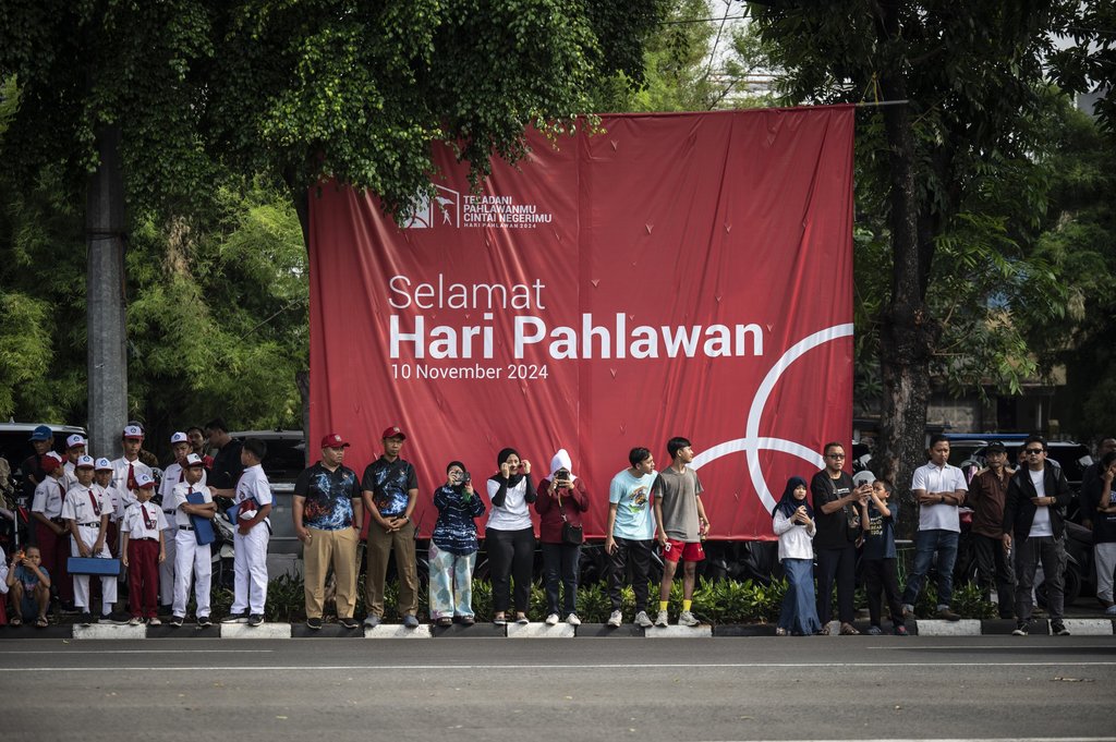 Sejumlah warga menyaksikan Upacara Ziarah Nasional untuk memperingati Hari Pahlawan 2024 yang dipimpin Wakil Presiden Gibran Rakabuming Raka di Taman Makam Pahlawan Nasional Utama Kalibata, Jakarta, Minggu (10/11/2024). Peringatan Hari Pahlawan 2024 mengusung tema Teladani Pahlawanmu, Cintai Negerimu. ANTARA FOTO/Aprillio Akbar/tom. Upacara Ziarah Nasional di TMP Kalibata