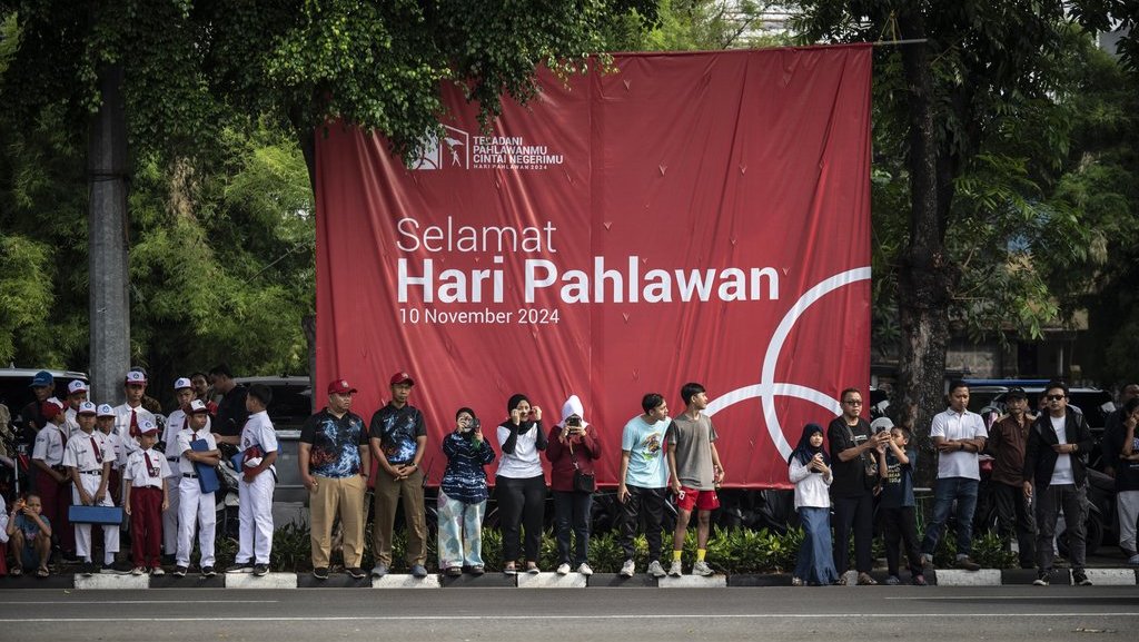 Sejumlah warga menyaksikan Upacara Ziarah Nasional untuk memperingati Hari Pahlawan 2024 yang dipimpin Wakil Presiden Gibran Rakabuming Raka di Taman Makam Pahlawan Nasional Utama Kalibata, Jakarta, Minggu (10/11/2024). Peringatan Hari Pahlawan 2024 mengusung tema Teladani Pahlawanmu, Cintai Negerimu. ANTARA FOTO/Aprillio Akbar/tom. Upacara Ziarah Nasional di TMP Kalibata