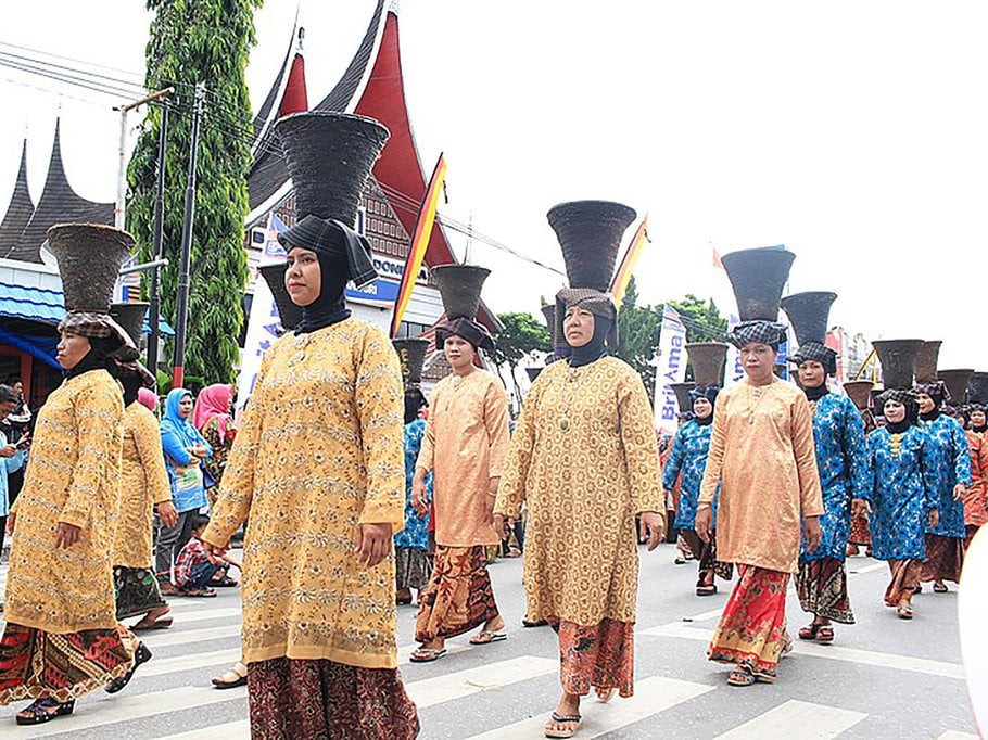 Baju adat Kurung Basiba