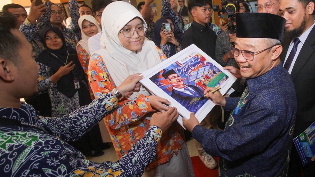 Menteri Pendidikan Dasar dan Menengah (Mendikdasmen) Abdul Mu’ti (kanan) menandatangani ucapan dalam rangka memperingati Milad ke-112 Muhammadiyah di SMA Muhammadiyah 1 Taman, Sidoarjo, Jawa Timur, Sabtu (16/11/2024). Milad ke-112 Muhammadiyah tersebut mengambil tema 'Menghadirkan Kemakmuran untuk Semua'. ANTARA FOTO/Umarul Faruq/nz Milad ke-112 Muhammadiyah