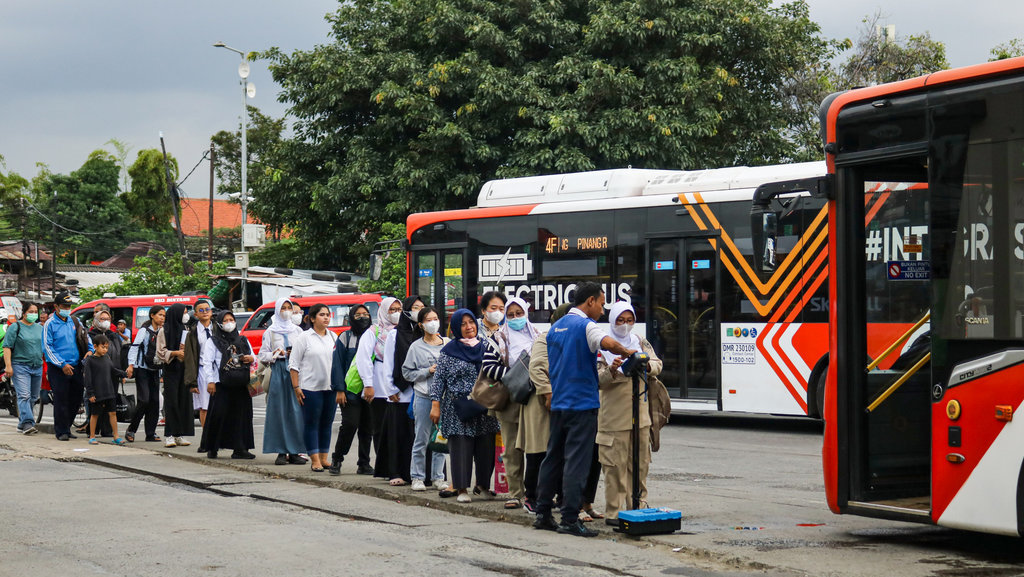 Sejumlah penumpang bersiap menaiki bus Transjakarta non BRT di Terminal Pulo Gadung, Jakarta, Senin (18/11/2024). ANTARA FOTO/Idlan Dziqri Mahmudi/fzn/foc. Standar hidup layak di Indonesia