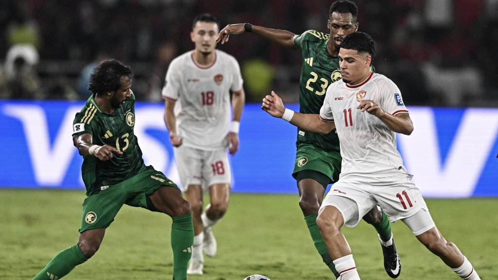 Pesepak bola Timnas Indonesia Ragnar Oratmangoen (kanan) berebut bola dengan pesepak bola Timnas Arab Saudi Yasir Gharsan S Alsharani (kiri) pada pertandingan Grup C putaran ketiga Kualifikasi Piala Dunia 2026 Zona Asia di Stadion Utama Gelora Bung Karno, Senayan, Jakarta, Selatan (19/11/2024). ANTARA FOTO/Aprillio Akbar/Lmo/YU Timnas Indonesia melawan Arab Saudi