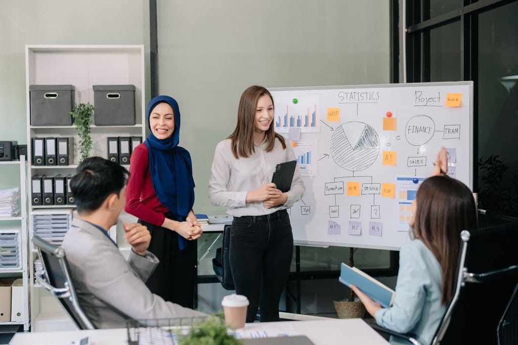 Ilustrasi bekerja dan berdiskusi. FOTO/iStockphoto Ilustrasi bekerja