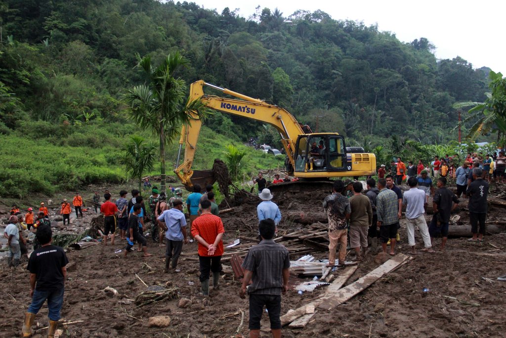Bantuan alat berat untuk pencarian korban banjir bandang