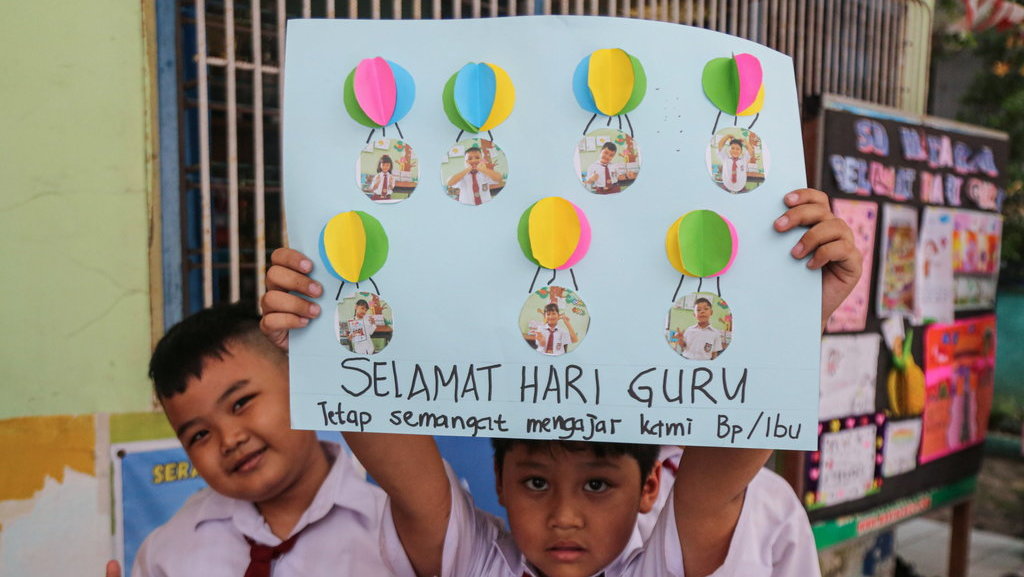 Siswa memperlihatkan hasil karyanya sebelum diberikan kepada gurunya saat perayaan Hari Guru Nasional di TK-SD Mataram, Semarang, Jawa Tengah, Senin (25/11/2024). ANTARA FOTO/Makna Zaezar/tom. Perayaan Hari Guru Nasional di Semarang