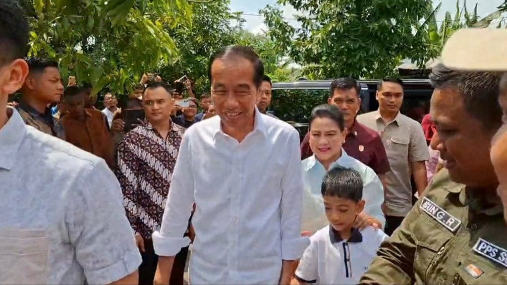 Jokowi mencoblos di SDN Sumber 3